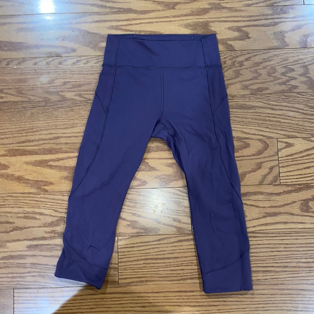 Cropped LULULEMON purple leggings